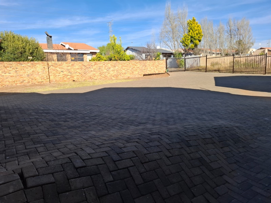 To Let 3 Bedroom Property for Rent in Hillside Free State